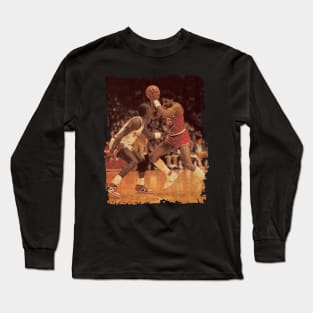 Young Michael Jordan vs Julius Erving Long Sleeve T-Shirt